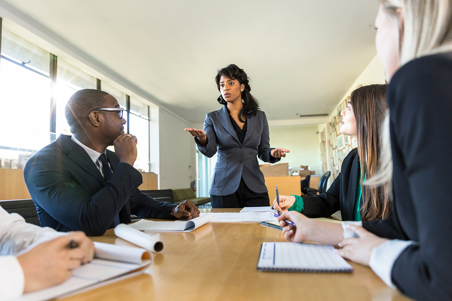 Business,People,Attentive,Listening,To,Marketing,Professional,Female,Executive,Speaker